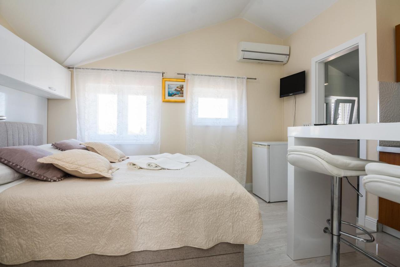 Apartments Medanic - Private Pool ปริฟลากา ภายนอก รูปภาพ